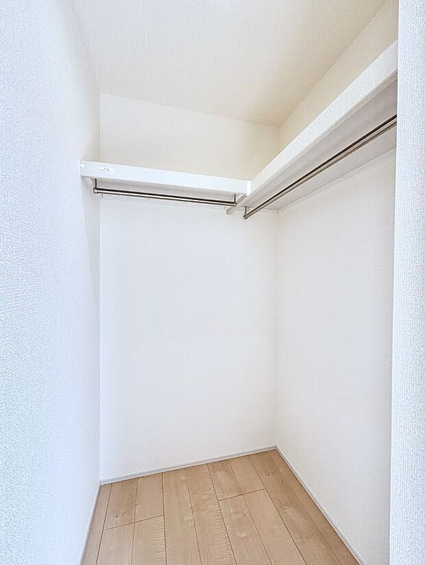 ウォークインクローゼット付きで生活空間を広く利用できます。