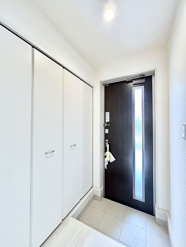 天井まである玄関収納で、家族全員の靴もすっきり収納！ 