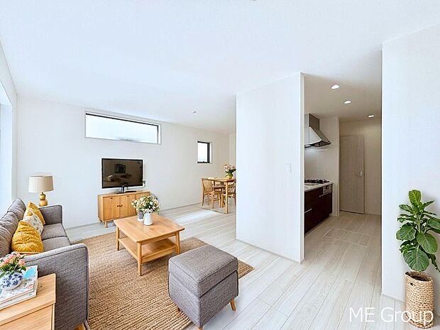 ご家族の賑やかな話し声で包まれる明るいリビング  ※家具はCGです