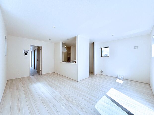 明るい陽光が注ぎ、寛ぎの雰囲気に満たされるリビング・ダイニング。 