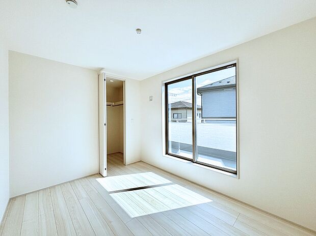 明るいバルコニーサイドに洋室を設置。目覚めの良い寝室に。 