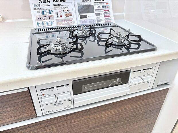 ガスコンロはＳｉセンサー搭載。火力調節や焦げ付き・消し忘れも防いでくれます。