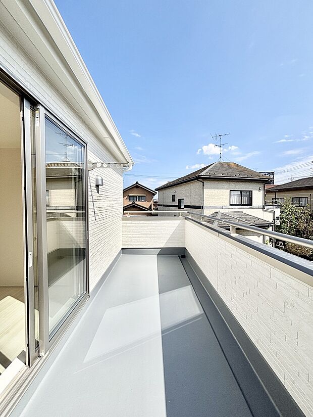 ゆったりバルコニーだから沢山お洗濯ものを干せます。