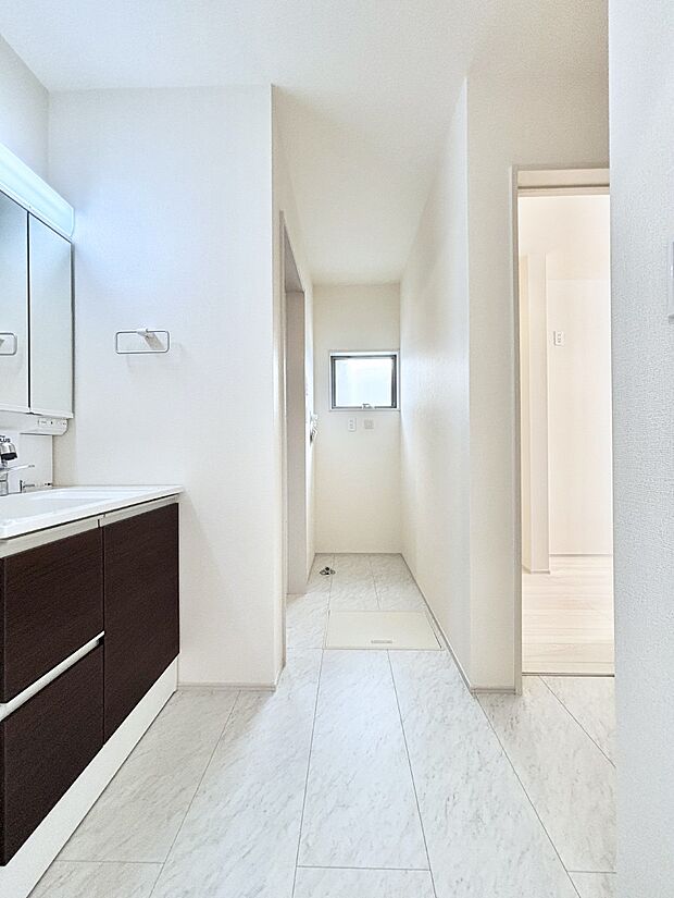 清潔感のある快適空間です。毎日の身支度も気持ち良くお使い頂けます。 