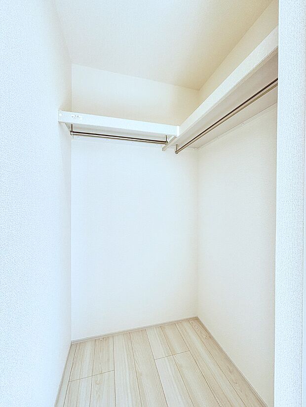 ウォークインクローゼットの活用で生活空間スッキリ