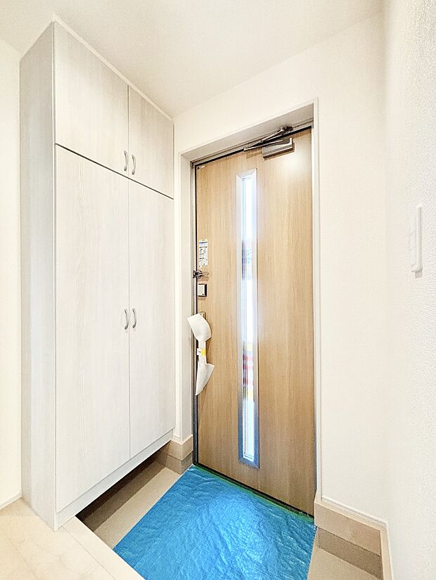 天井まである玄関収納で、家族全員の靴もすっきり収納！ 