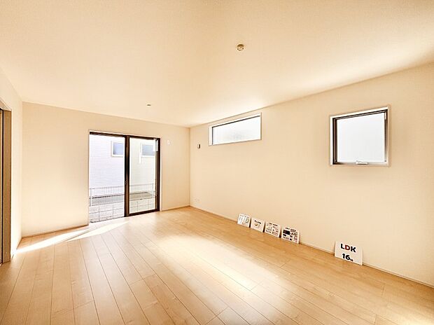 ご家族の賑やかな話し声で包まれる明るいリビング  