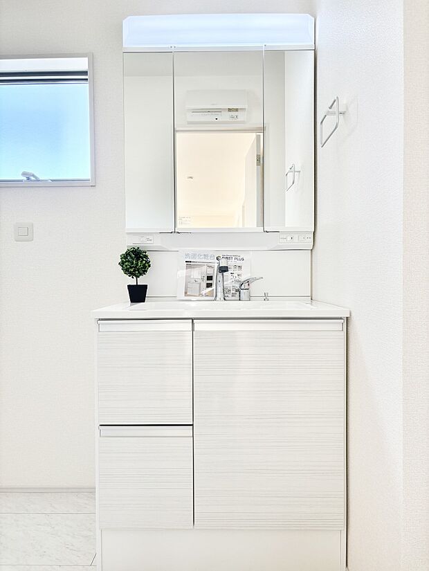 大きく見やすい三面鏡で清潔感ある洗面台は、身だしなみチェックや肌のお手入れにおすすめです。 