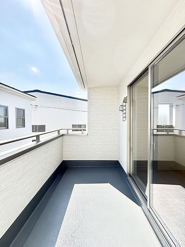 ゆったりバルコニーだから沢山お洗濯ものを干せます。