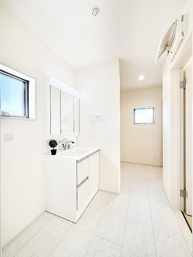 小窓がついているので湿気の多い場所でも換気が十分行えます。毎日の身支度を気持ち良く！