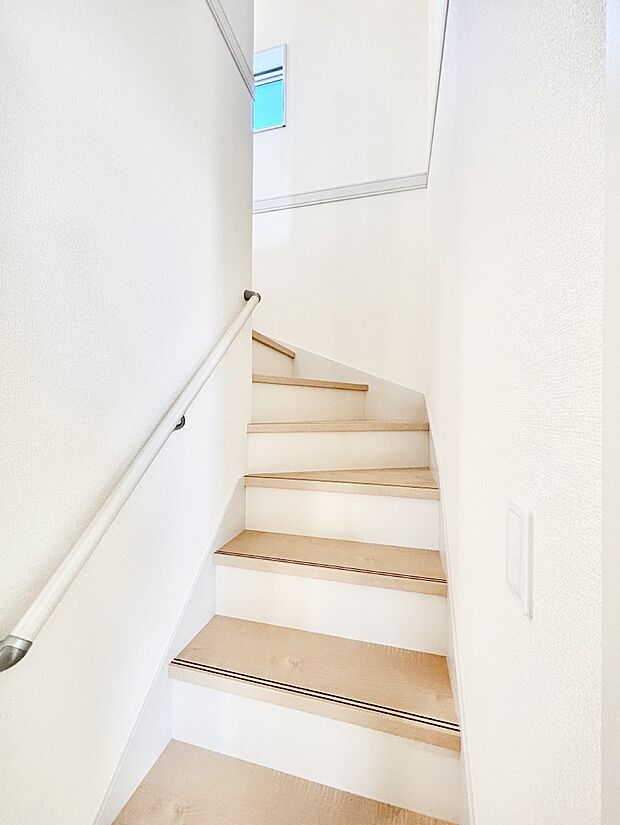 安全性を考慮し階段には手すりを設置しています