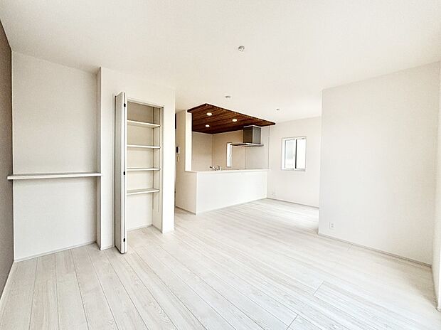 ナチュラルテイストの優しく柔らかい色使いのフローリングが素敵なリビングですね。