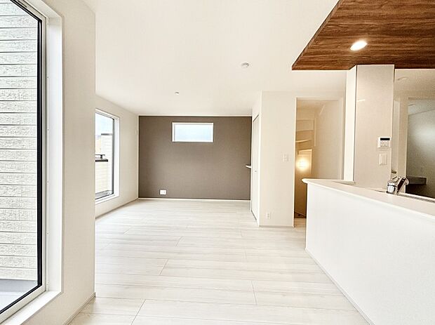 アクセントクロスがお洒落なリビング。家族でのんびりくつろげる広々スペース。