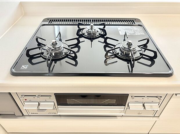 ガスコンロはＳｉセンサー搭載。火力調節や焦げ付き・消し忘れも防いでくれます。