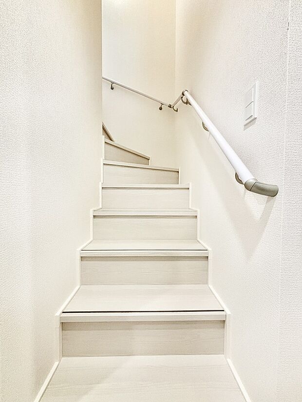 安全性を考慮し階段には手すりを設置しています