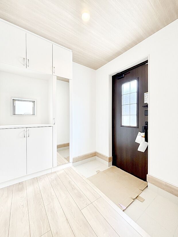 ミラー付きシューズボックスはお出かけ前の身だしなみチェックに便利