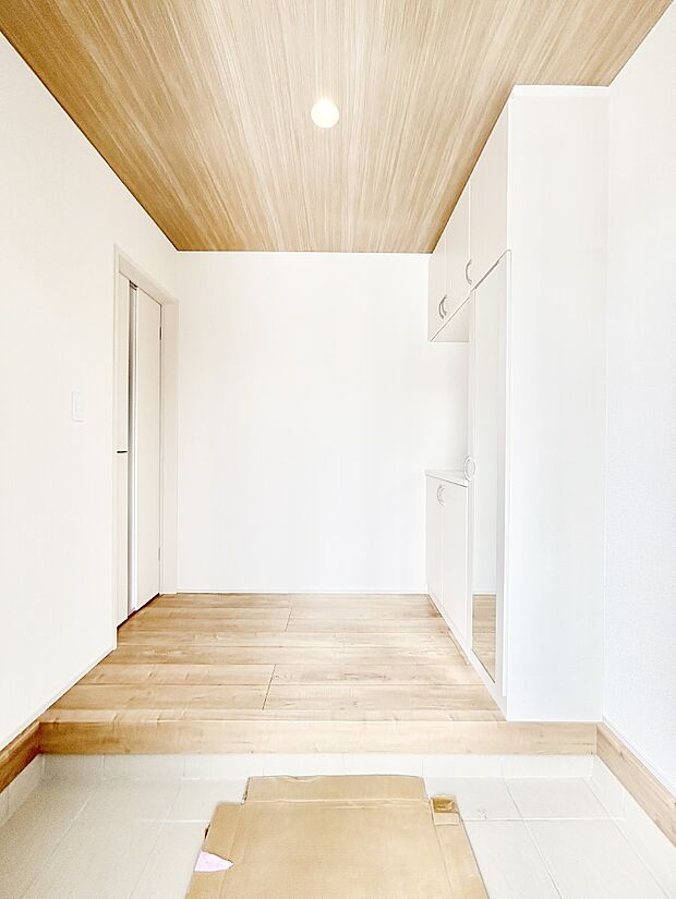 散らかりがちな玄関もスッキリの玄関収納付