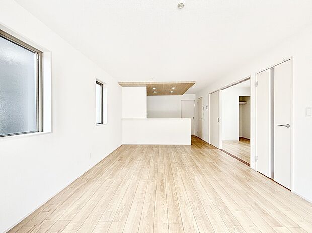 明るい陽光が注ぎ、寛ぎの雰囲気に満たされるリビング・ダイニング。   