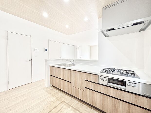 広々とした使い勝手の良いキッチンで日々のお料理も楽しくなりそう