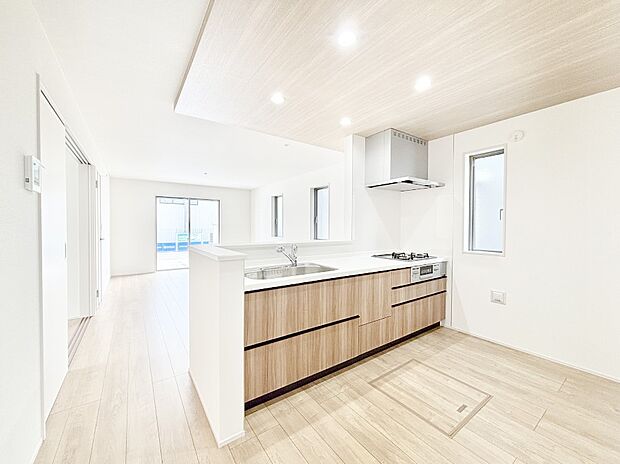 爽やかな風が通り抜けるキッチン。窓があるので明るく換気にも役立ちます。