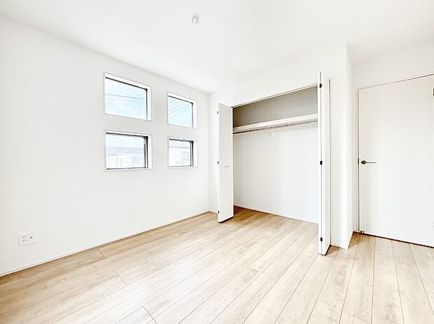 4つ並んだ窓がアクセントになっている洋室です。