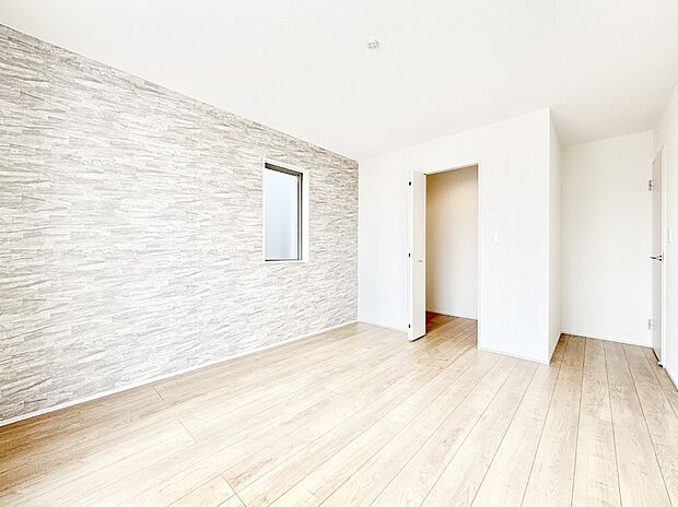 アクセントクロスがお洒落な洋室。