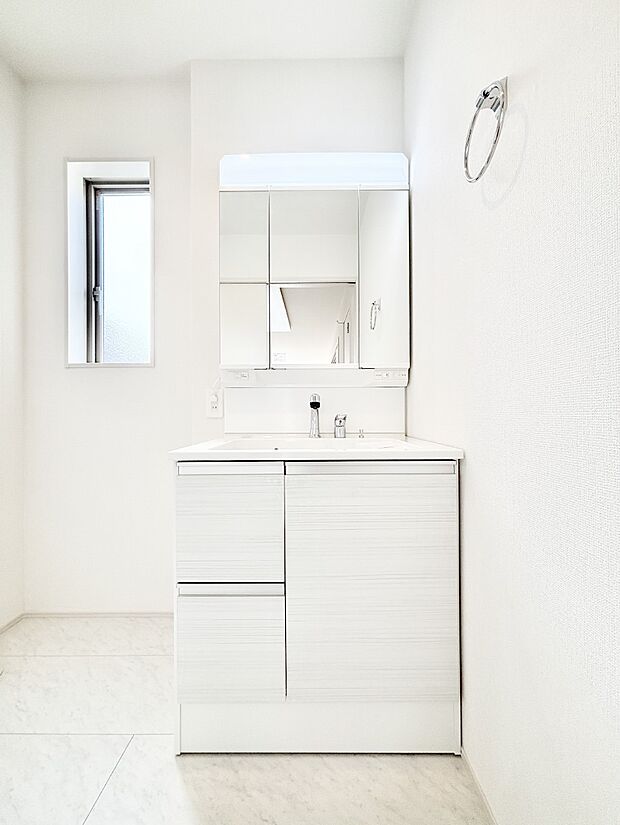 大きく見やすい三面鏡で清潔感ある洗面台は、身だしなみチェックや肌のお手入れにおすすめです。 