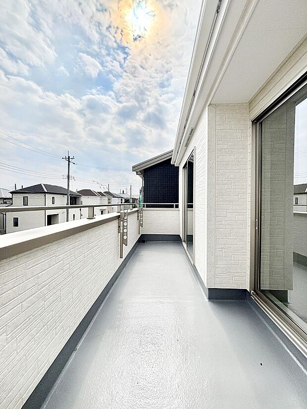 ゆったりバルコニーだから沢山お洗濯ものを干せます。