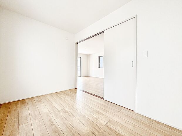 リビング隣接の洋室は個室としても利用できます