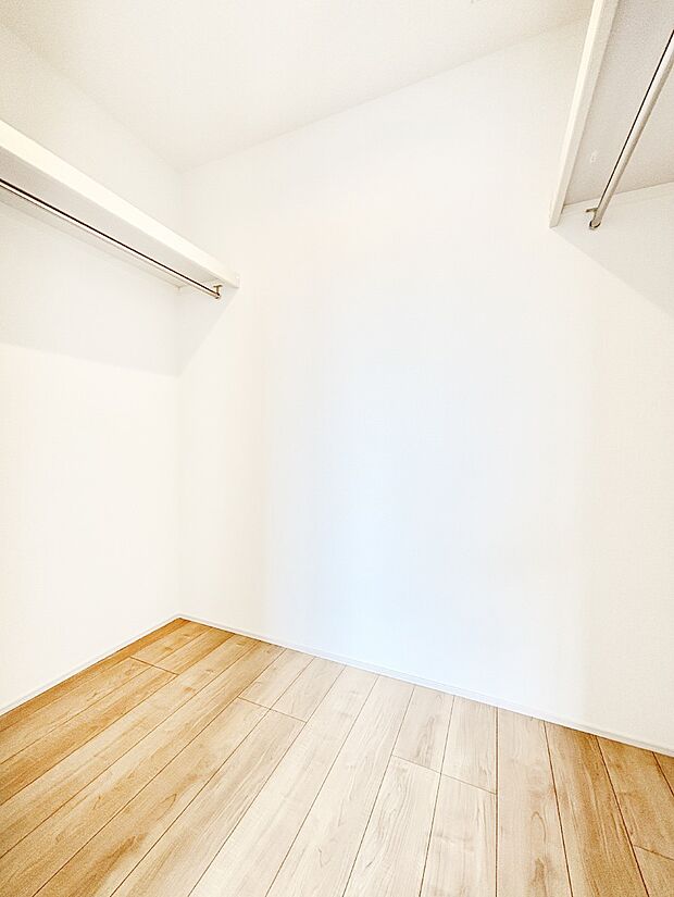 ウォークインクローゼット付きで生活空間を広く利用できます。