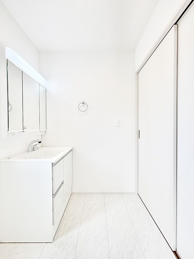 清潔感ある洗面化粧室で朝の身支度も快適