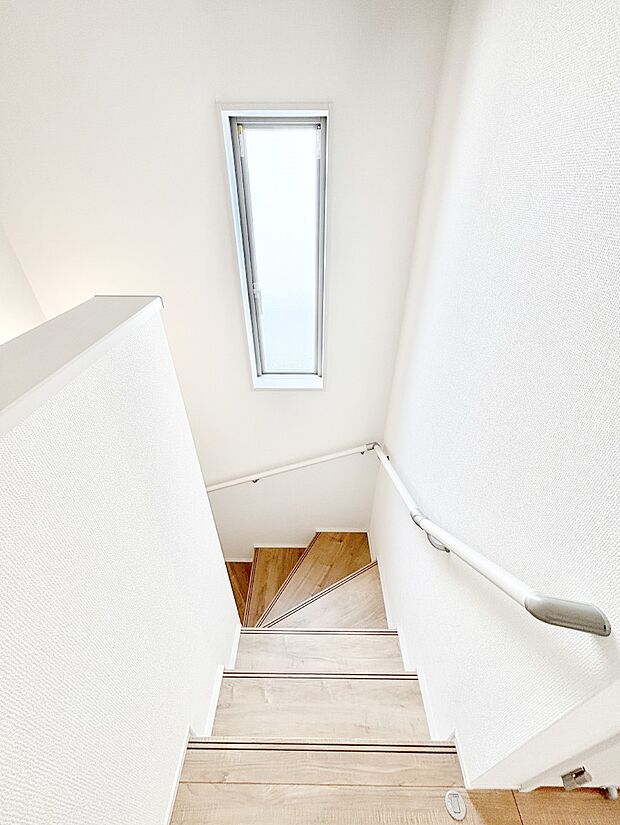 安全性を考慮し階段には手すりを設置しています