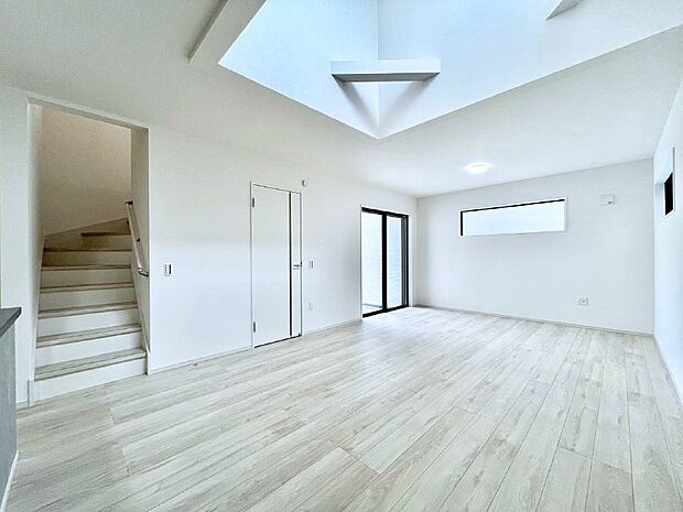 吹抜けのあるリビング!陽光が部屋全体を明るく照らし、リビング全体が開放感のある空間になります。