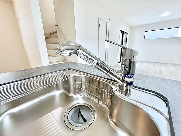 いつでも清潔なおいしいお水を。一つの水栓で水道水と浄水を使い分け。