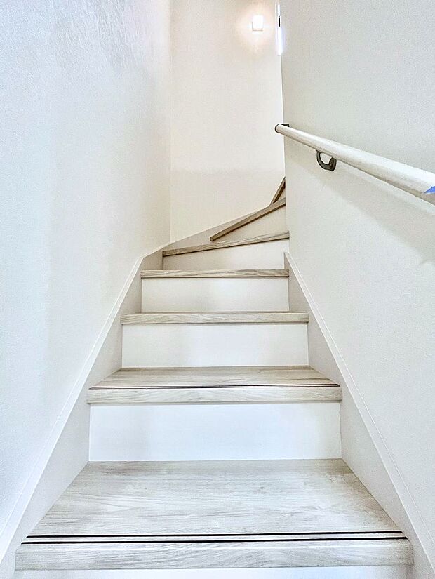 安全性を考慮し階段には手すりを設置しています