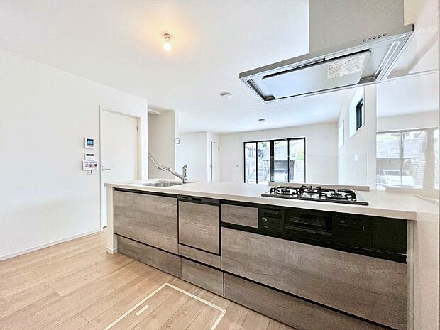 リビングを見渡せる人気のカウンターキッチン。 家族を見守りながら家事をすることができます。