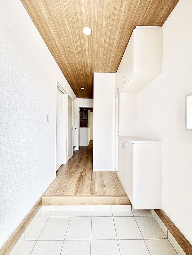 家族の帰宅やお客様をあたたかく迎える玄関  