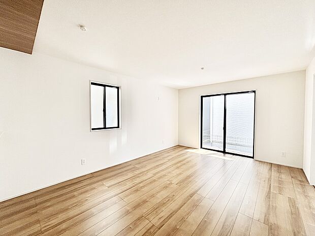 大きな窓からたっぷりの陽光と風を感じられるリビング  