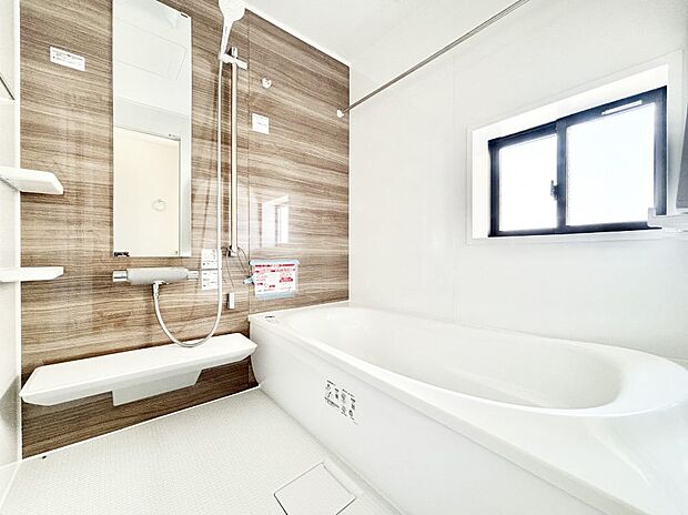 一日の疲れを癒してくれる明るい清潔感のあるバスルーム  