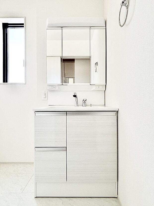 収納力と機能性に優れた洗面化粧台  