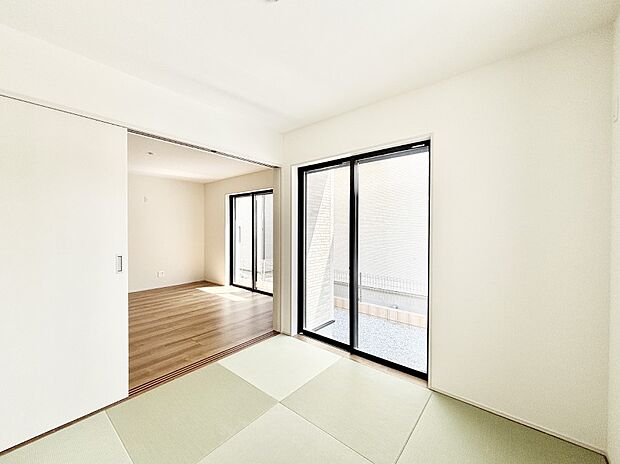 リビング隣接の和室は毎日の暮らしに癒しと安らぎをもたらしてくれます  