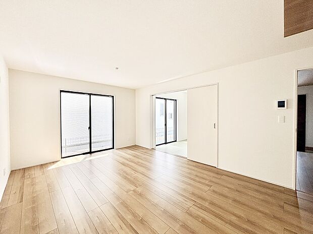 隣接の和室を開放すればさらに広々空間に  