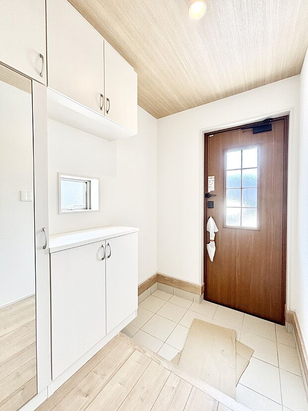 下駄箱はご家族の写真や季節のインテリアで飾り棚として演出できます  