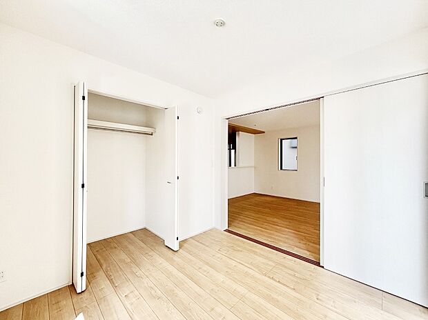 リビング隣接の洋室は個室としても利用できます  