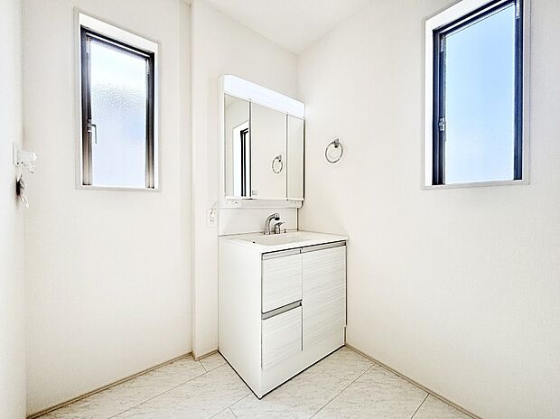 ゆとりの洗面スペースで朝の身支度もスムーズに