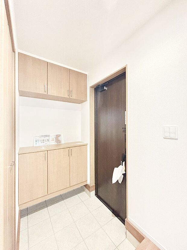 飾り棚を利用して、お越しいただくお客様をおもてなしできます。