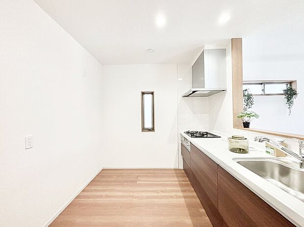 爽やかな風が通り抜けるキッチン。窓があるので明るく換気にも役立ちます。