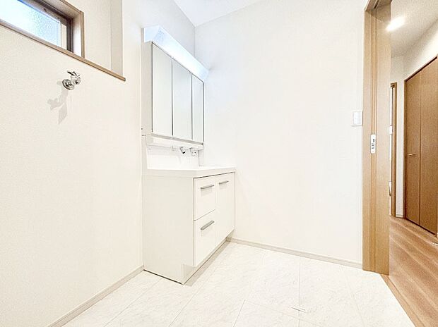 明るい洗面所は毎朝の身支度も楽しくできちゃいそうです。