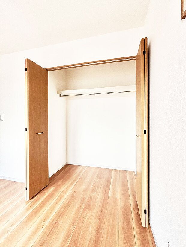 洋室のクローゼット。奥行きがあるので厚手の衣類もすっきり収まります。