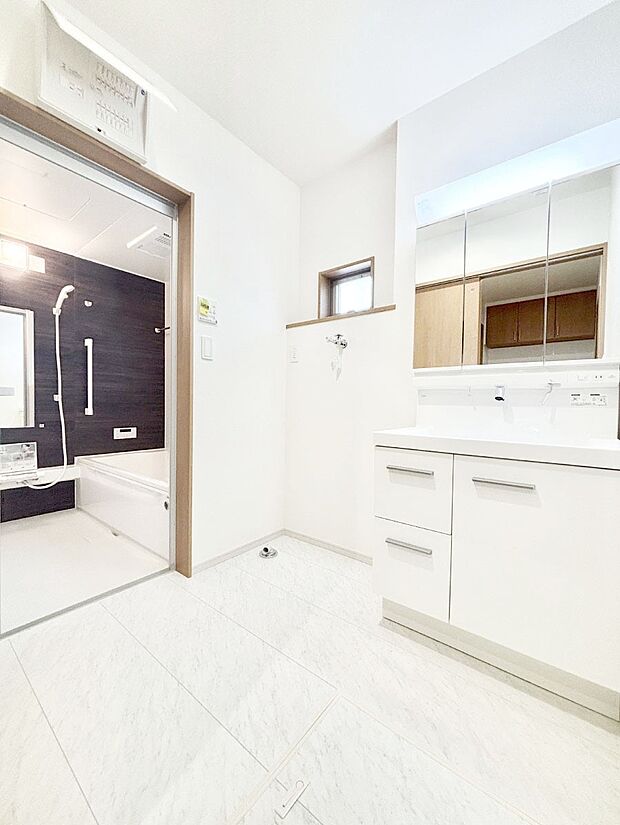 清潔感ある洗面化粧室で朝の身支度も快適